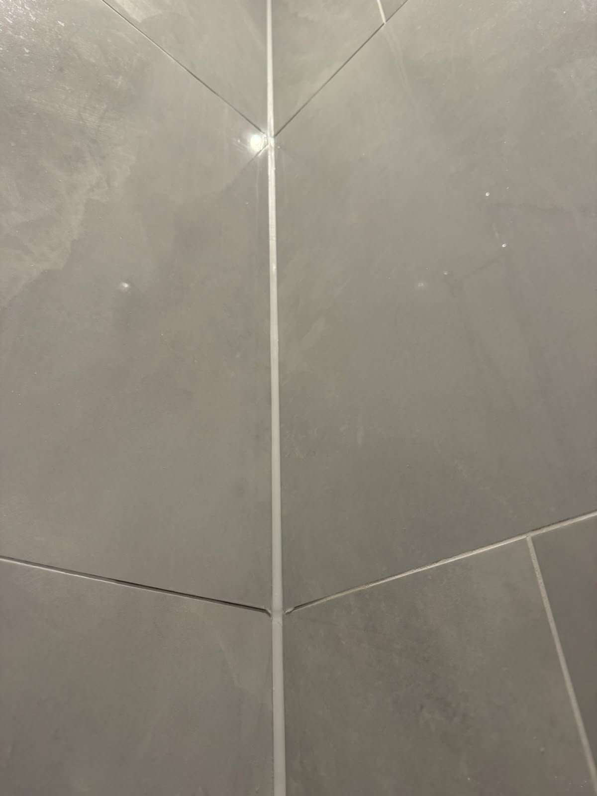 Straight silicone line in a tiled internal corner by Blackline Mastic